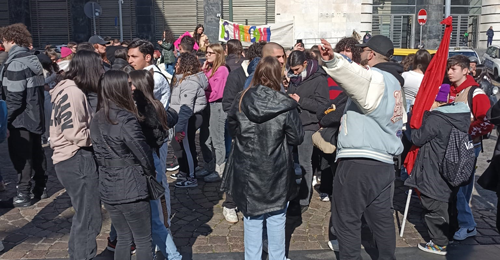 Studenti in piazza a Napoli: garantire la sicurezza delle strutture scolastiche