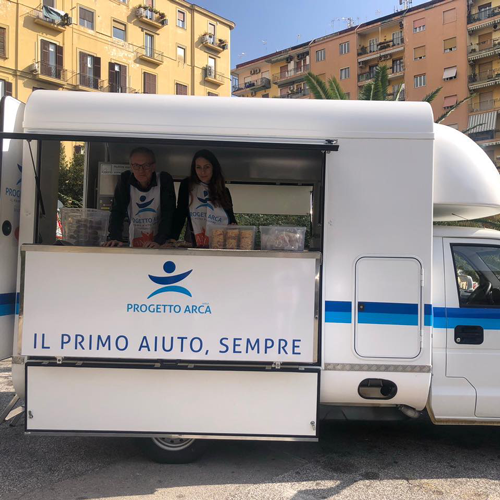 Zuppe calde e coperte per i senza dimora a Napoli con gli Angeli di strada Villanova 1