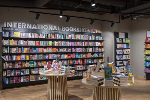 La Feltrinelli di piazza dei Martiri cambia faccia grande festa con autori e musica1