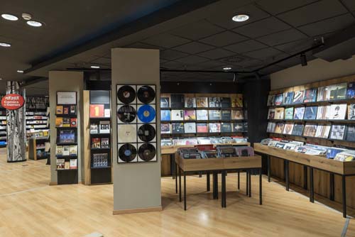 La Feltrinelli di piazza dei Martiri cambia faccia grande festa con autori e musica2