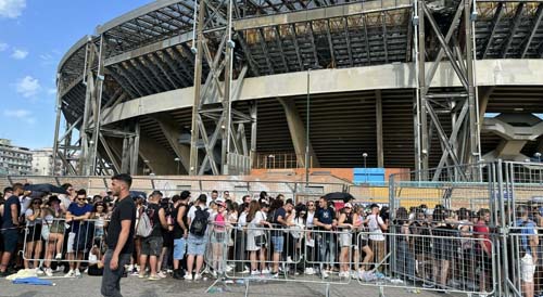 Coldplay a Napoli il concerto va a olio esausto di pizza fritta