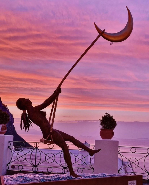 La scultura Altalena con la Luna conquista tutti 1